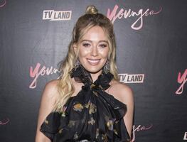 Hilary Duff conquista con diminuto bikini de cebra en las playas de México