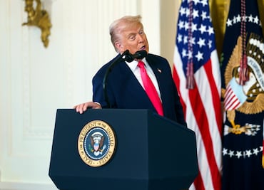 BBC se rinde ante Trump: pide disculpas para evitar demanda de mil millones por “manipular” su discurso