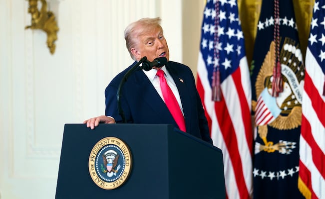 BBC se rinde ante Trump: pide disculpas para evitar demanda de mil millones por “manipular” su discurso