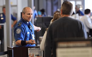 ¿Cuántos litros de alcohol se pueden llevar en el avión?