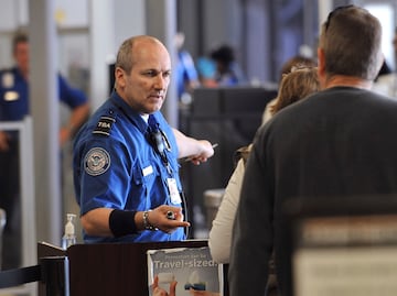 ¿Cuántos litros de alcohol se pueden llevar en el avión?