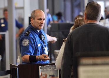 ¿Cuántos litros de alcohol se pueden llevar en el avión?