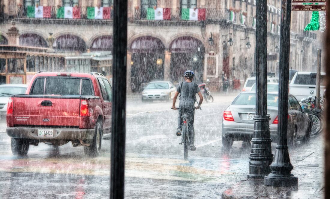 ¡Saca el paraguas! Lluvias fuertes y cielo nublado dominarán la CDMX el fin de semana. Foto Canva