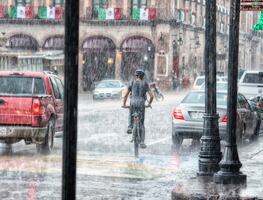 ¡Saca el paraguas! Lluvias fuertes y cielo nublado dominarán la CDMX el fin de semana