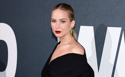 Jennifer Lawrence se luce bella y etérea con vestido midi de un hombro en Nueva York