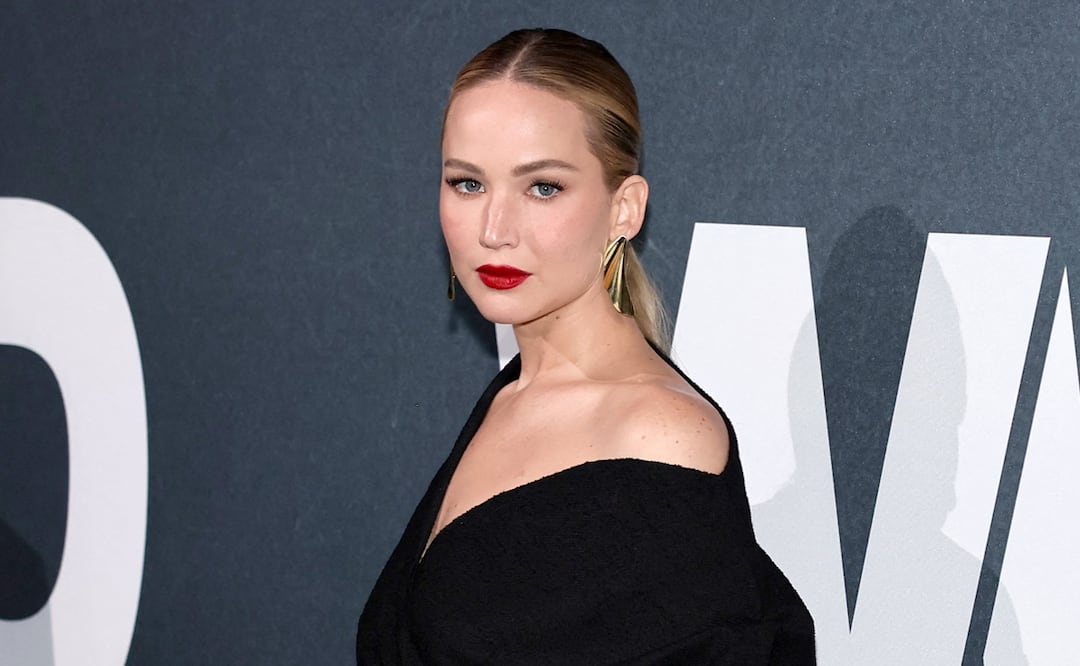 Jennifer Lawrence se luce bella y etérea con vestido midi de un hombro en Nueva York. Foto: AFP