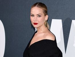 Jennifer Lawrence se luce bella y etérea con vestido midi de un hombro en Nueva York