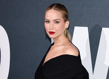 Jennifer Lawrence se luce bella y etérea con vestido midi de un hombro en Nueva York