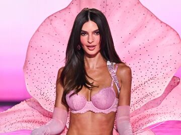 Emily Ratajkowski luce belleza irreal en lencería durante el desfile de Victoria’s Secret Fashion Show 2025