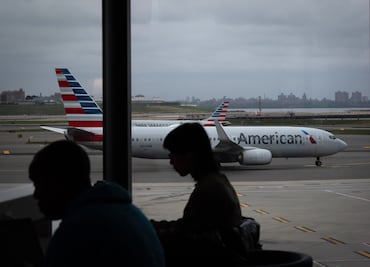 Persisten restricciones de vuelo en 40 aeropuertos de EU pese a fin del cierre de gobierno