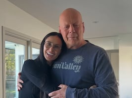 Demi Moore rompe el silencio y defiende a la esposa de Bruce Willis ante críticas por llevarlo a casa de reposo por demencia