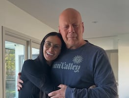 Demi Moore rompe el silencio y defiende a la esposa de Bruce Willis ante críticas por llevarlo a casa de reposo por demencia