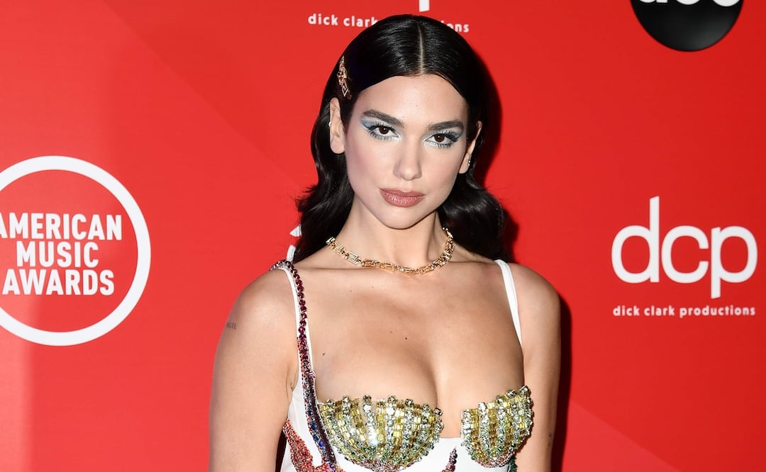 Dua Lipa deja a la vista su bikini con minivestido traslúcido en Ibiza. Foto: AFP