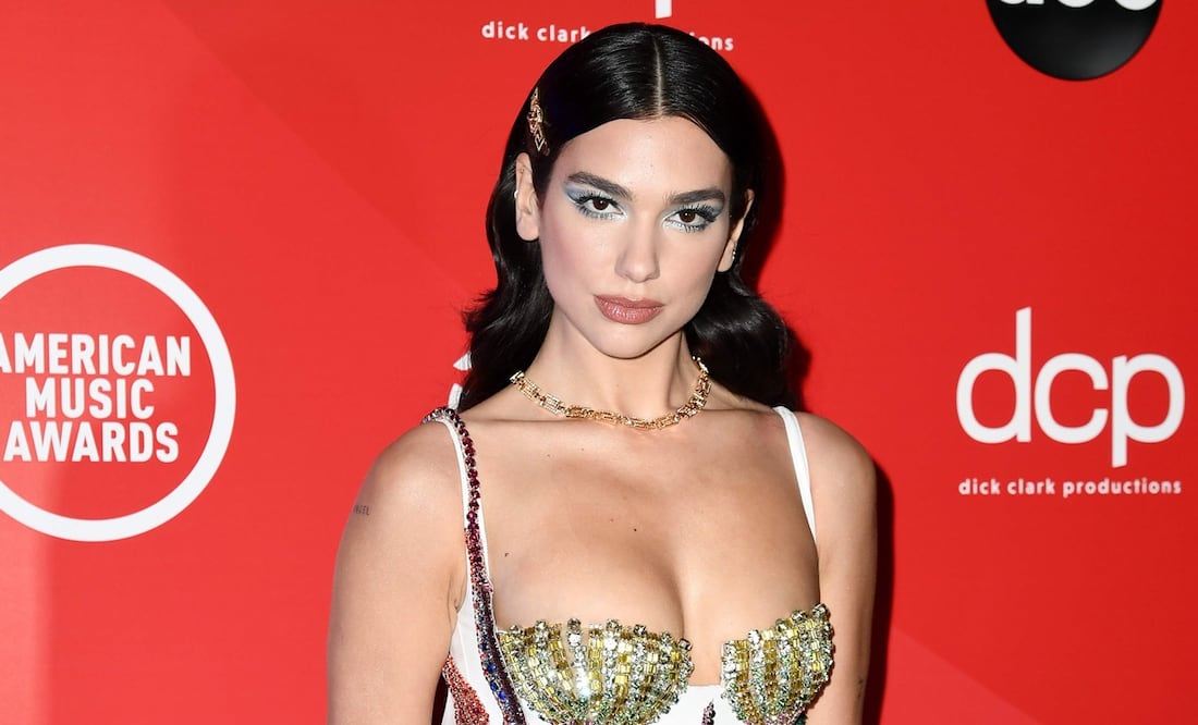 Dua Lipa deja a la vista su bikini con minivestido traslúcido en Ibiza. Foto: AFP