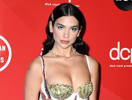 Dua Lipa deja a la vista su bikini con minivestido traslúcido en Ibiza