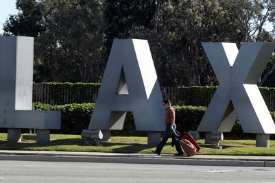 Pasajeros ya no podrán tomar taxis afuera del Aeropuerto de Los Ángeles