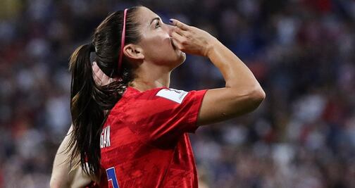 Alex Morgan celebra con "té", el gol que lleva a EU a la final del Mundial
