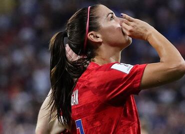 Alex Morgan celebra con "té", el gol que lleva a EU a la final del Mundial