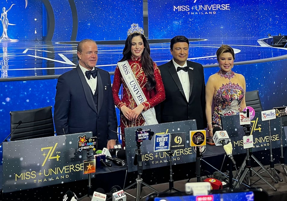 Sheinbaum pide a la FGR aclarar el caso de Raúl Rocha, dueño de Miss Universo,  y pide no mezclar el triunfo de Fátima Bosch con esta investigación 
 EFE/ Héctor Pereira