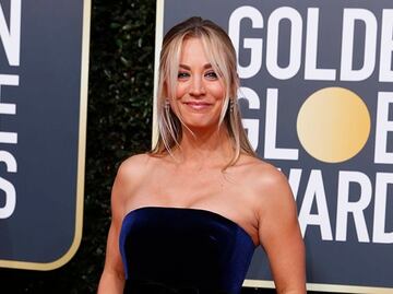 Kaley Cuoco deslumbra con vestido strapless en los Globos de Oro