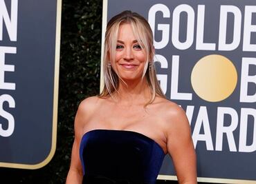 Kaley Cuoco deslumbra con vestido strapless en los Globos de Oro