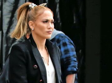 Jennifer Lopez irradia belleza con minishort de cuero en Nueva York