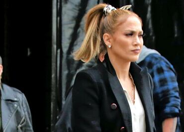 Jennifer Lopez irradia belleza con minishort de cuero en Nueva York