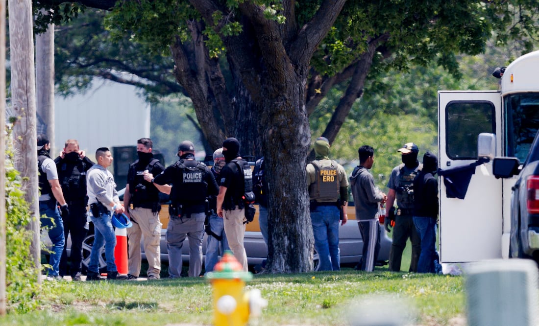 Redada migratoria en planta de Glenn Valley Foods de Omaha; detienen a  97 personas. (Nikos Frazier/Omaha World-Herald via AP)