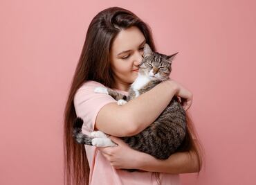 Consejos para agradarle a tu gato y que te ame más, según expertos en cuidado y crianza