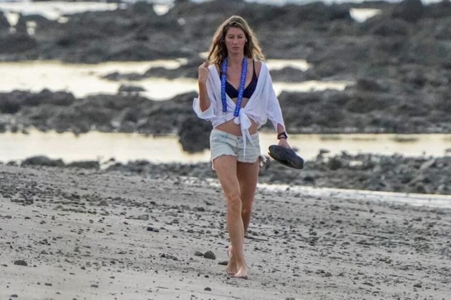 Gisele Bündchen luce su figura tonificada en playa de Costa Rica