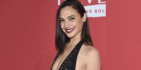Gal Gadot conquista Londres con minivestido asimétrico