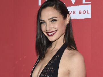 Gal Gadot conquista Londres con minivestido asimétrico