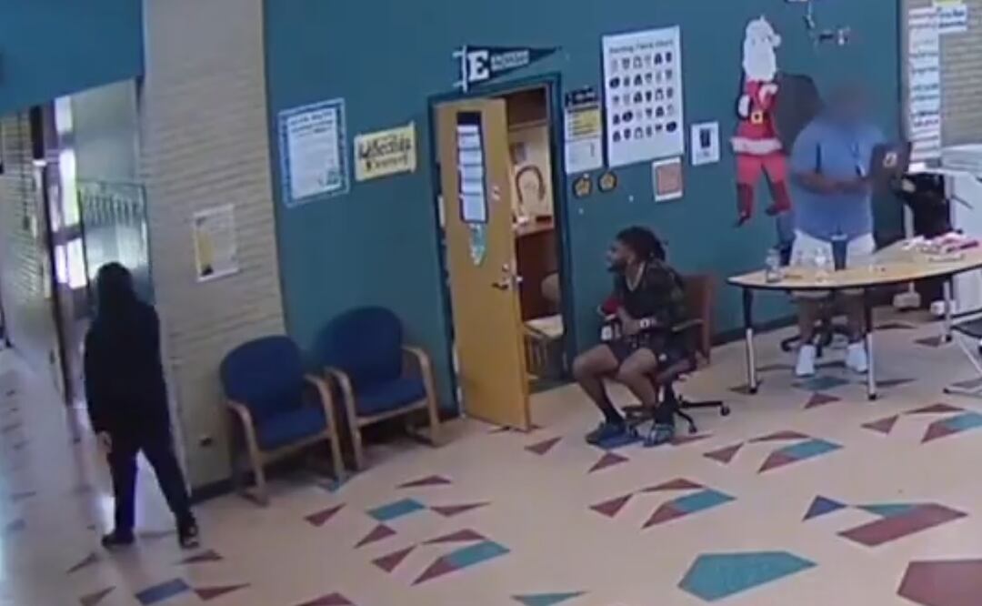 Entrenador de escuela en Michigan agrede a estudiante menor de edad; video se viraliza. Foto: Tomada de Twitter