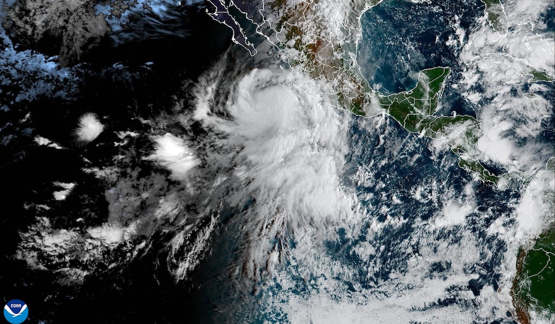 Rachel ya es huracán categoría 1: estos son los estados en alerta por lluvias y fuertes vientos. Foto: EFE/NOAA-NHC