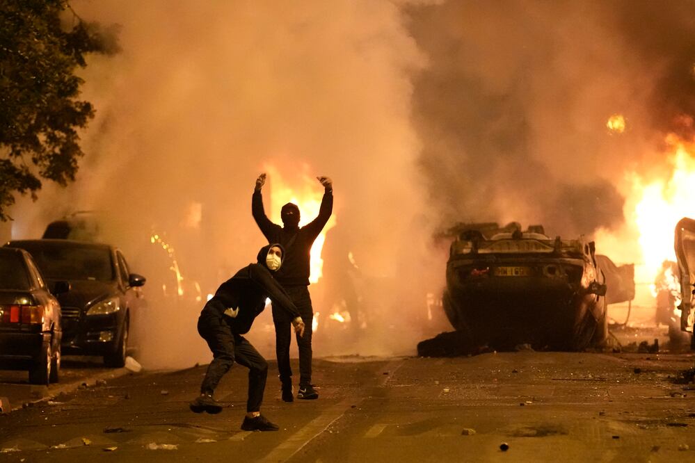 Toque de queda en París tras violentos disturbios ante muerte de joven a manos de la policía. Autoridades francesas toman medidas drásticas. "(AP Photo/Christophe Ena)