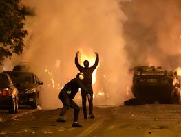 Toque de queda en París tras violentos disturbios por muerte de joven a manos de la policía
