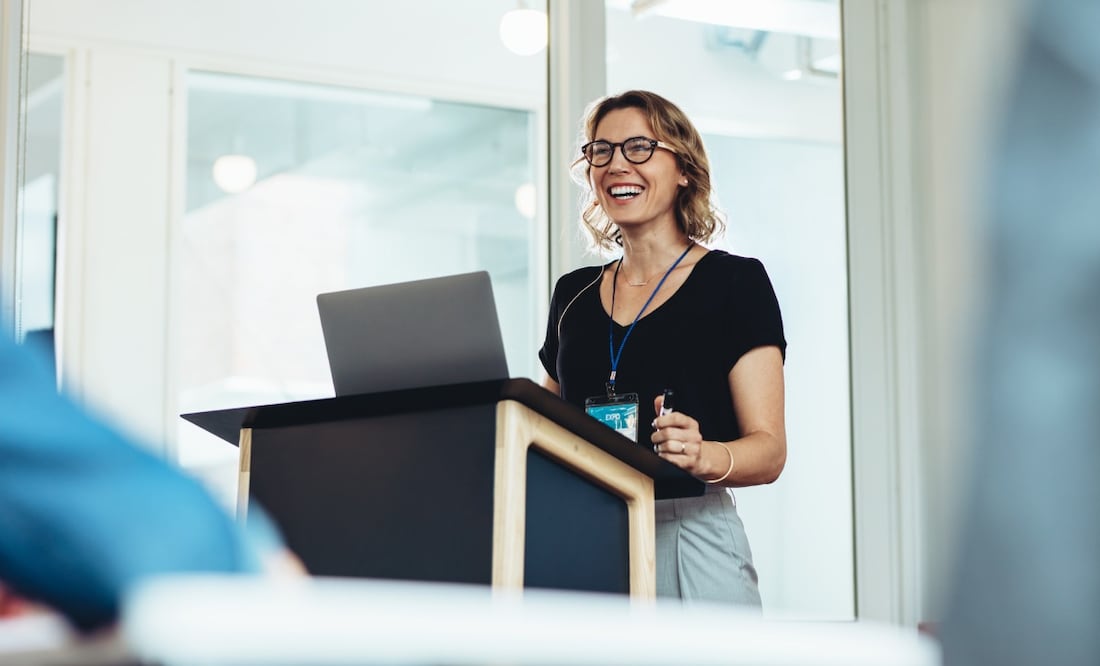 La Universidad de Harvard abrió un curso para aprender a hablar en público gratis y en línea. Foto: iStock / jacoblund