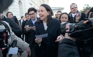 María Corina Machado dice que le "entregó" a Trump la medalla del Nobel de la Paz; no se sabe si la aceptó