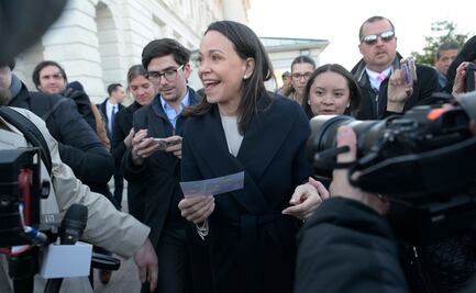 María Corina Machado dice que le "entregó" a Trump la medalla del Nobel de la Paz; no se sabe si la aceptó