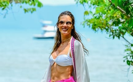Alessandra Ambrosio presume silueta con minishort en la playa