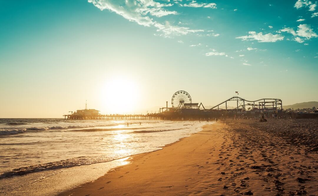 Sunset in Santa Monica, view on the amusement park. Istock / Nata Rass