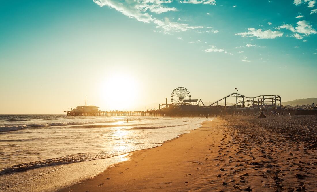 Sunset in Santa Monica, view on the amusement park. Istock / Nata Rass