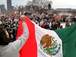 'Baja la bandera', familia mexicana es víctima de racismo en Estados Unidos