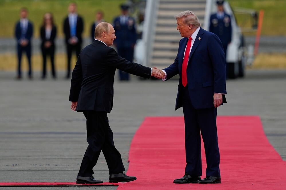 Trump y Putin llegan a una cumbre crucial en Alaska que podría redefinir la guerra en Ucrania. (AP Photo/Julia Demaree Nikhinson)