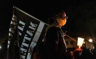 Hombre lanza camioneta contra jóvenes afroamericanos