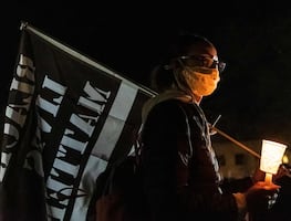 Hombre lanza camioneta contra jóvenes afroamericanos