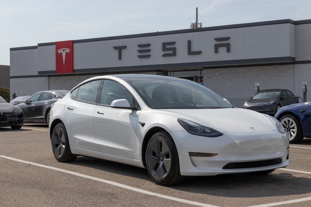 Conductor estrella su Tesla en un canal; testigo se lanza al agua y evita tragedia en Florida. VIDEO Foto: iSTOCK-jetcityimage