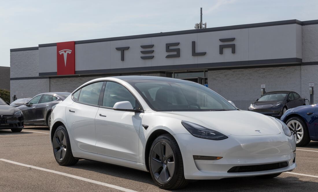 Conductor estrella su Tesla en un canal; testigo se lanza al agua y evita tragedia en Florida. VIDEO Foto: iSTOCK-jetcityimage