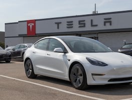 Conductor estrella su Tesla en un canal; testigo se lanza al agua y evita tragedia en Florida. VIDEO