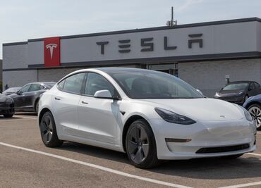 Conductor estrella su Tesla en un canal; testigo se lanza al agua y evita tragedia en Florida. VIDEO